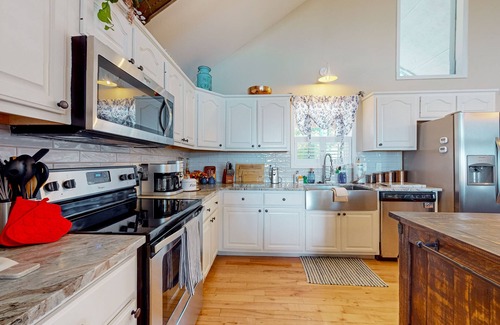 Murphy House | Gated mountain view ranch-style home with game room & wood fireplace - dogs ok