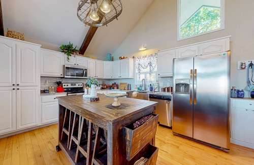 Murphy House | Gated mountain view ranch-style home with game room & wood fireplace - dogs ok