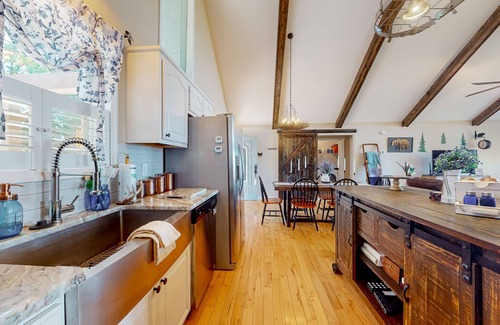 Murphy House | Gated mountain view ranch-style home with game room & wood fireplace - dogs ok