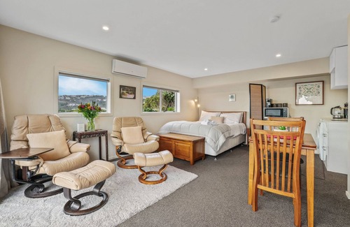 Mount Pleasant House | Gatehouse on the Bay - Christchurch Holiday Unit