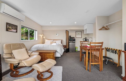 Mount Pleasant House | Gatehouse on the Bay - Christchurch Holiday Unit