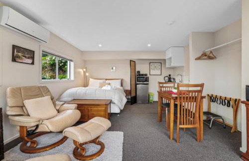Mount Pleasant House | Gatehouse on the Bay - Christchurch Holiday Unit