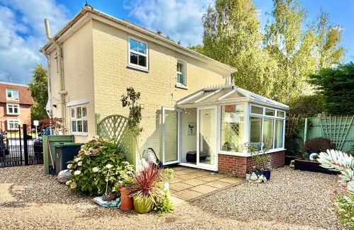 Ferndown House | Gateman's Cottage - Three Bedroom Detached Home - Free Parking - Close to New Forest and Beaches