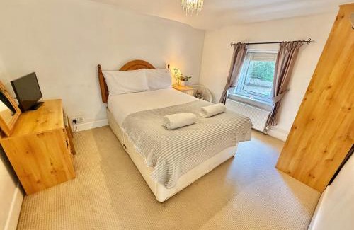 Ferndown House | Gateman's Cottage - Three Bedroom Detached Home - Free Parking - Close to New Forest and Beaches
