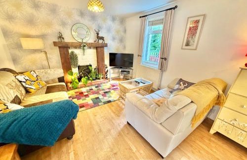 Ferndown House | Gateman's Cottage - Three Bedroom Detached Home - Free Parking - Close to New Forest and Beaches