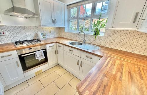 Ferndown House | Gateman's Cottage - Three Bedroom Detached Home - Free Parking - Close to New Forest and Beaches