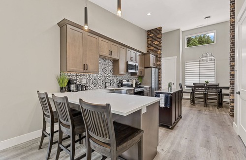 Switzer Mesa House | Gathering Tree's Upscale 2 bedroom with Fireplace and Hot Tub!