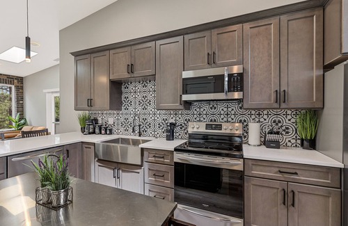 Switzer Mesa House | Gathering Tree's Upscale 2 bedroom with Fireplace and Hot Tub!