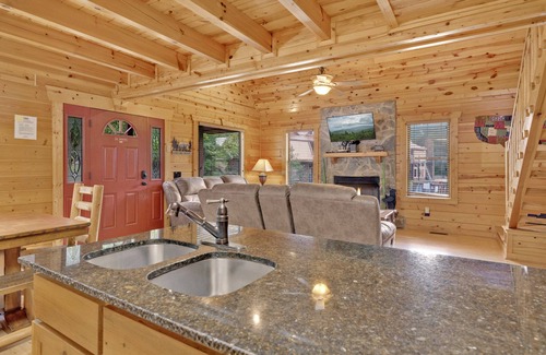 White Oak Lodge Cabin | Gatlinburg Getaway! 3 BDR Log Cabin in White Oak Resort – Minutes to Park & City