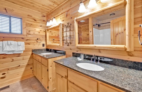 White Oak Lodge Cabin | Gatlinburg Getaway! 3 BDR Log Cabin in White Oak Resort – Minutes to Park & City