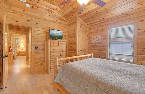 White Oak Lodge Cabin | Gatlinburg Getaway! 3 BDR Log Cabin in White Oak Resort – Minutes to Park & City