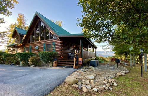 Black Bear Falls Cabin | Gatlinburg Getaway Log Home/Lodge, Best Mountain Views, Minutes from Downtown