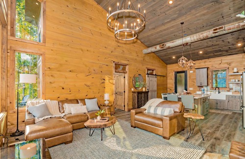 Gatlinburg - Pigeon Forge Cabin | GatMtnRomance: Views, Secluded, Honeymoon, Outdoor Fireplace, Hot Tub, Wifi