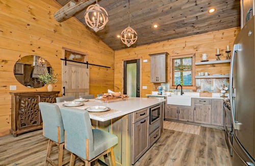 Gatlinburg - Pigeon Forge Cabin | GatMtnRomance: Views, Secluded, Honeymoon, Outdoor Fireplace, Hot Tub, Wifi