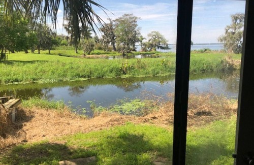 Oviedo House | Gator Hole: Old-Florida Cabin Feeling 2-bedroom, 1.5-bath house, sleeps 4. New bring your boat launch from blackhammock boat ramp fish from your house or the peninsula