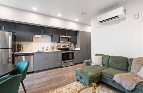 East Central Apartment | Gatsby Glam: King bed Retreat