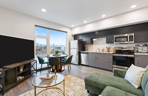 East Central Apartment | Gatsby Glam: King bed Retreat