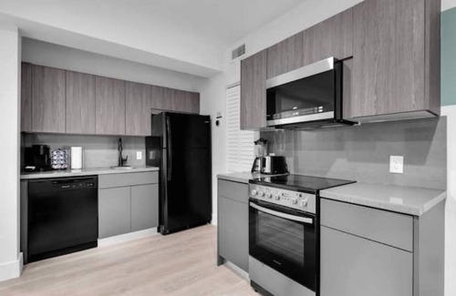 West Avenue Apartment | Gatsby Suite Resort & Parking Passes Available