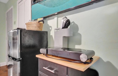 Coral Heights House | GAY MENS clothing optional guesthouse heated pool w soft king bd 10min to Wilton
