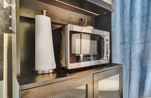 Coral Heights House | GAY MENS clothing optional guesthouse heated pool w soft king bd 10min to Wilton