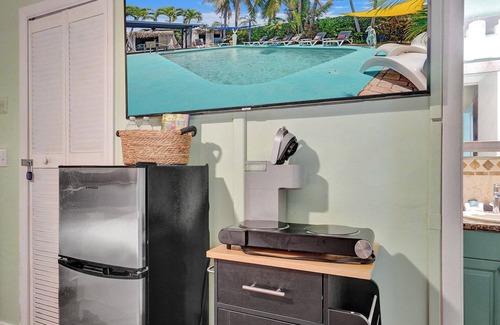 Coral Heights House | GAY MENS clothing optional guesthouse heated pool w soft king bd 10min to Wilton