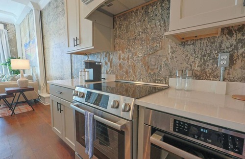Downtown Knoxville Apartment | Gay St Luxury: Walk Everywhere!