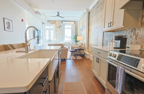 Downtown Knoxville Apartment | Gay St Luxury: Walk Everywhere!