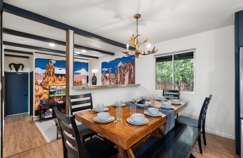 Williams House | GC Train Depot and Route 66: king beds/BBQ/firepit