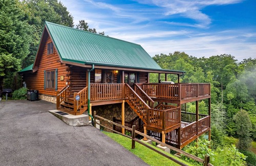 Black Bear Falls Cabin | "Geaux Bear Naked" 4/4 Cabin W/Game Room and unobstructed Views!