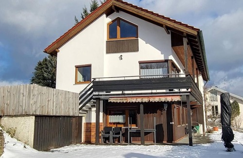 Bayerisch Eisenstein Apartment | Gemütliche Ferienwohnung mit Garten und Kamin