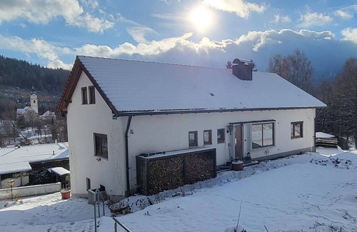 Bayerisch Eisenstein Apartment | Gemütliche Ferienwohnung mit Garten und Kamin