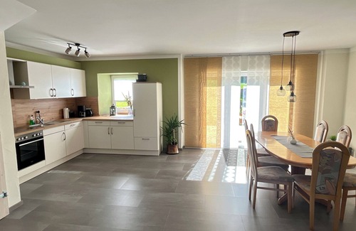 Gerolstein Apartment | Gemütliche Ferienwohnung mit Blick auf Wald Wiesen und Dolomiten