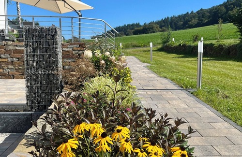 Gerolstein Apartment | Gemütliche Ferienwohnung mit Blick auf Wald Wiesen und Dolomiten