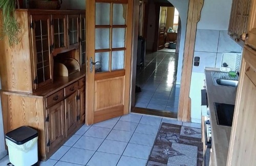 Viechtach Apartment | Gemütliche Ferienwohnung mit Balkon und Kinderspielecke, Perfekt für Familien