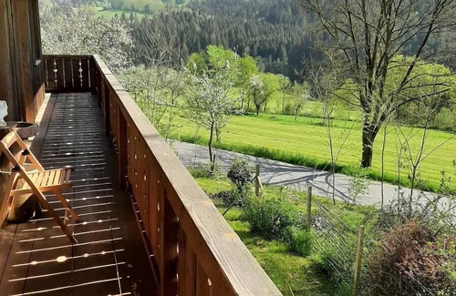 Viechtach Apartment | Gemütliche Ferienwohnung mit Balkon und Kinderspielecke, Perfekt für Familien