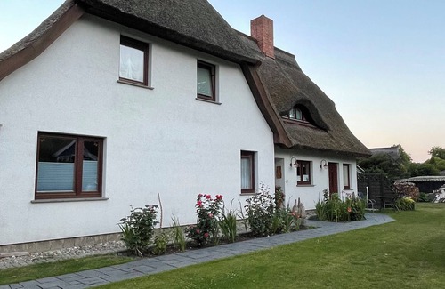 Ostseebad Prerow Apartment | Gemütliche Ferienwohnung Parterre Unterm Reetdach
