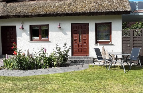 Ostseebad Prerow Apartment | Gemütliche Ferienwohnung Parterre Unterm Reetdach