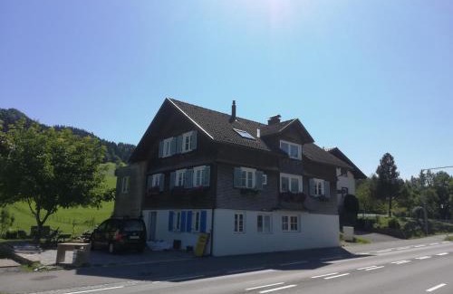 Alberschwende Apartment | Gemütliches 2 Bettzimmer mit Gemeinschaftsbad und kleiner Küche