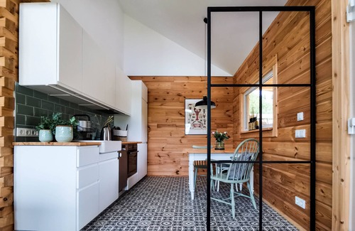 Scharbeutz House | Gemütliches Blockhaus mit Seeblick und Garten im Grünen am Badesee