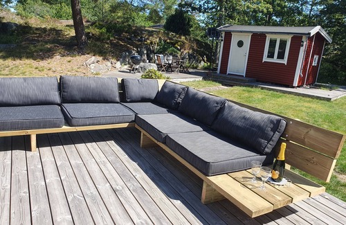 Djurhamn Cabin | Gemütliches Ferienhaus mit Kleinem Boot 200 m vom Meer Entfernt
