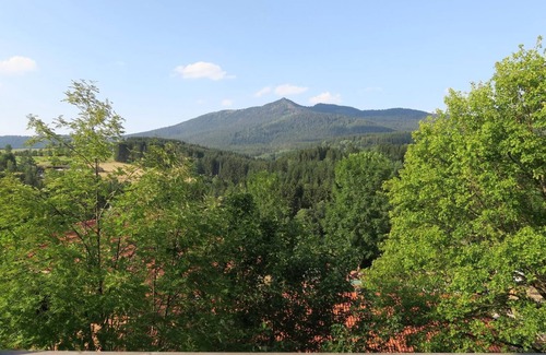 Schwarzenbach Apartment | Gemütliches Feriendomizil mit Balkon und Bergblick