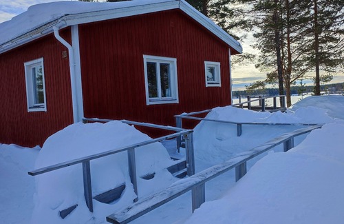 Blattnicksele House | Gemütliches Holzhaus in der Wildnis von Lappland in Wunderschöne Lage am Wasser