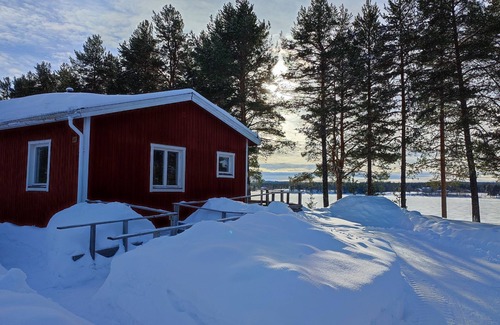 Blattnicksele House | Gemütliches Holzhaus in der Wildnis von Lappland in Wunderschöne Lage am Wasser
