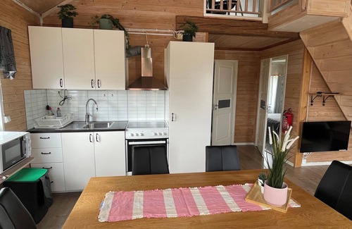 Vackelsang House | Gemütliches Haus am See mit Eigenem Elektroboot und Zugang zum Pool