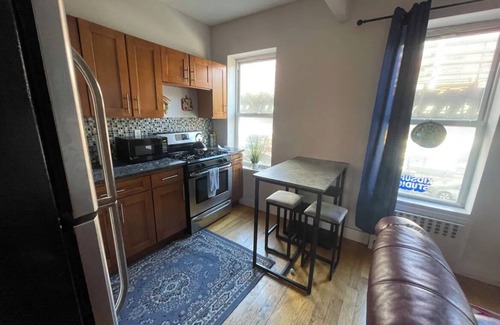Williamsburg Apartment | Gem. Williamsburg 2 bedroom. 1 stop to Manhattan.