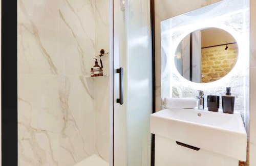 Montmartre Apartment | GemBnB Luxury Apartment in Paris - Abbesses - Montmartre
