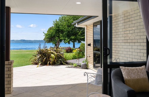 Kawaha Point House | Gemini Shores - Rotorua Holiday Home