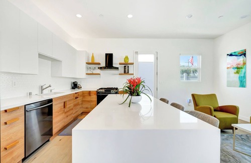 Woodland Hills House | Generous 2 King-Suites W/Backyard & Barbecue!