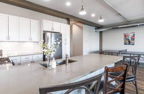 Front Park Apartment | Generous 3 bedroom Contemporary Condo with free parking