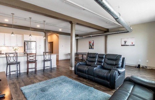 Front Park Apartment | Generous 3 bedroom Contemporary Condo with free parking